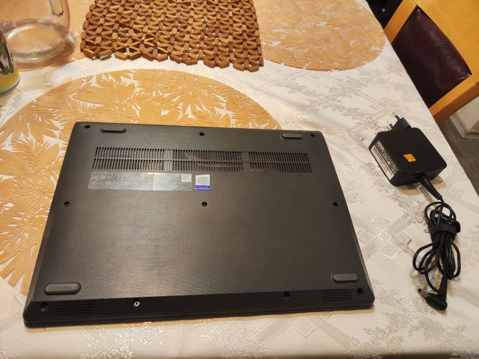 Лаптоп LENOVO ideapad + подарък чанта за лаптоп