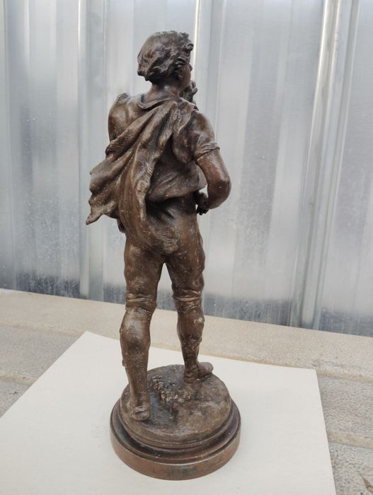 Лампи антични, бронзови, от известен френски  скулптор, статуя