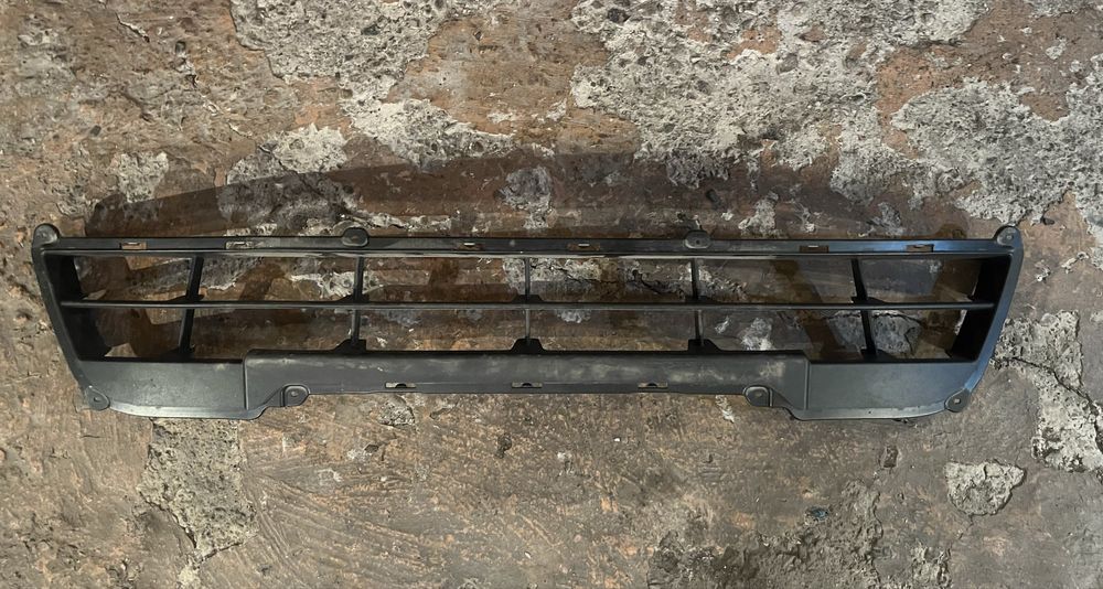 Продам новую решотку бампера на гранту.