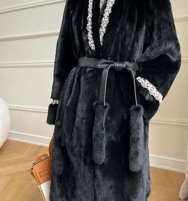 Шуба черный цвета стильный