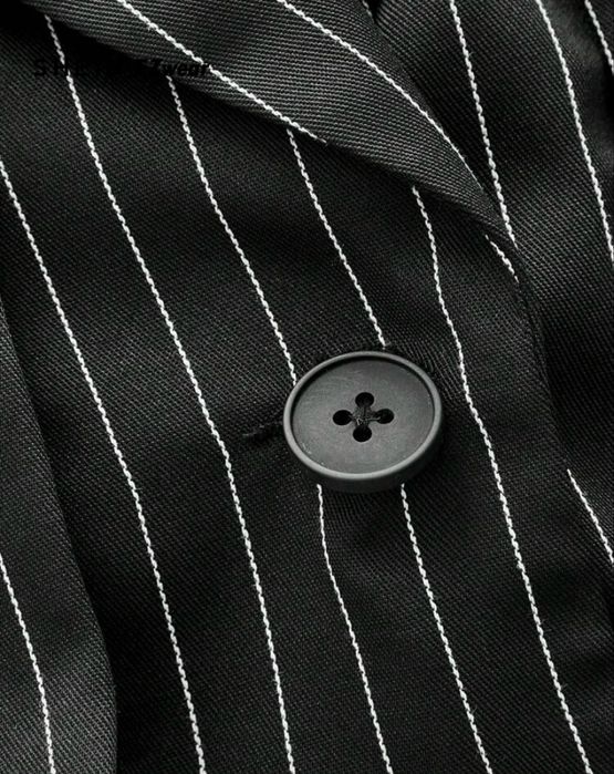 Късо тънко сако на райета