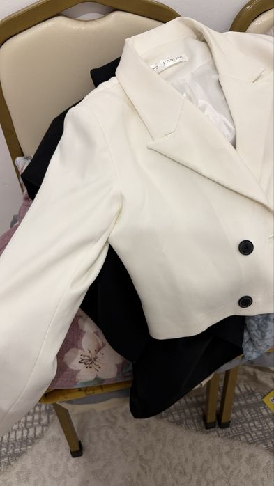 белый укороченный пиджак