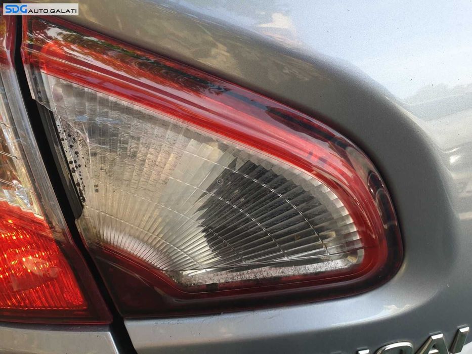 Tripla Stop Lampa Stanga de pe Haion Hayon Portbagaj cu Defect Nissan Qashqai J10 FL Facelift 2010 - 2013 [C8579]