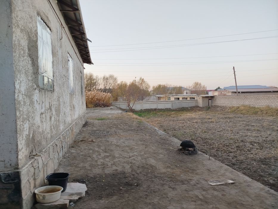 Beshrabot markazida hovli sotiladi 13 sotix. Qo'shimcha yer ham bor.