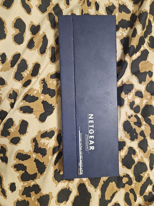 Switch Netgear ProSafe FS116P, 16 Porturi 10/100, cu 8 Porturi PoE (Power over Ethernet)