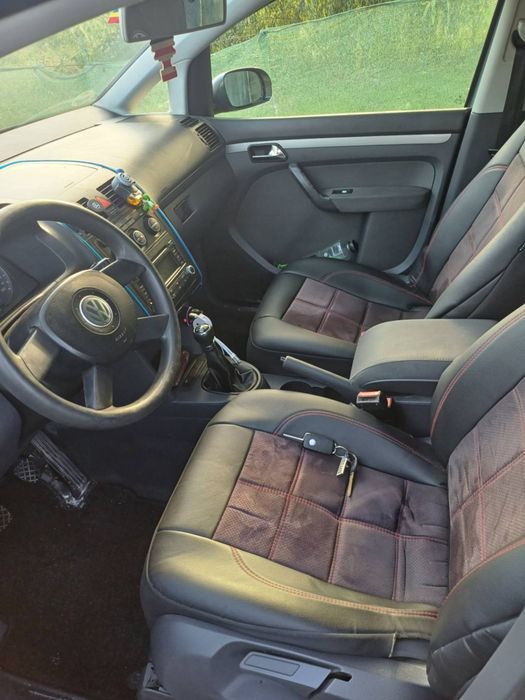 Autoturism vw Touran motor 1968...140.cai an 2006 mașina este intretin