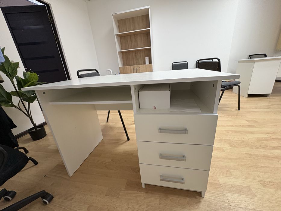 Столы в количестве 3 шт. Почти новые