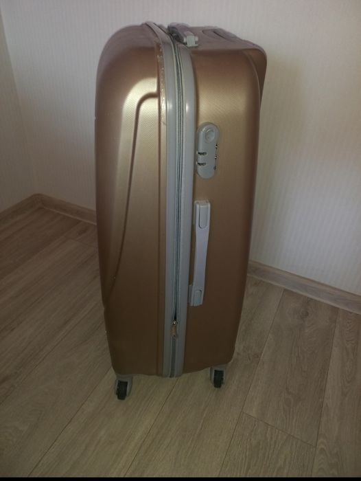 Продам новый чемодан