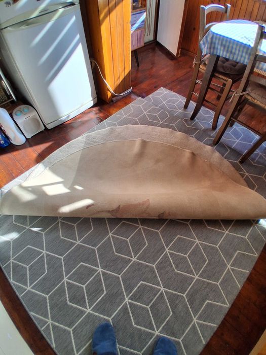 кръгло килимче/бежаво