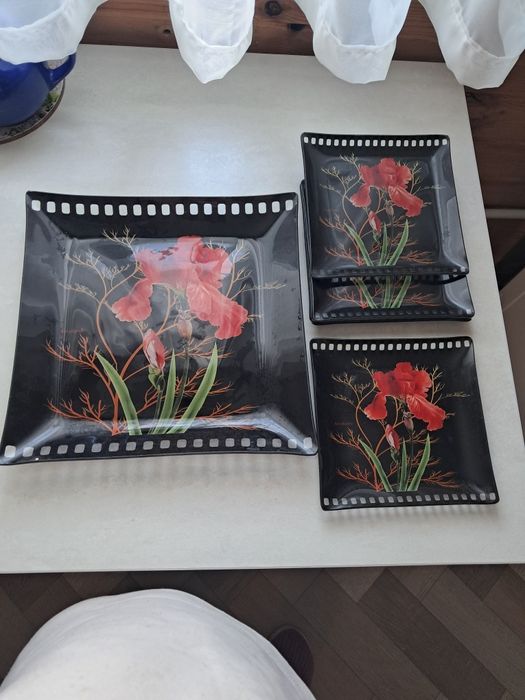 Продам набор тарелок