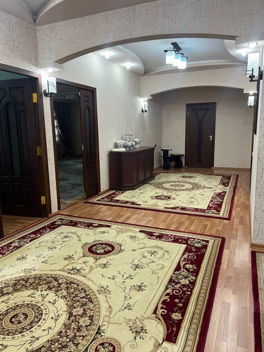 4 комнат, 8 этаж, 9 этажный дом. Площадь 200 квадратных метров.