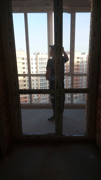 Продам балконную дверь