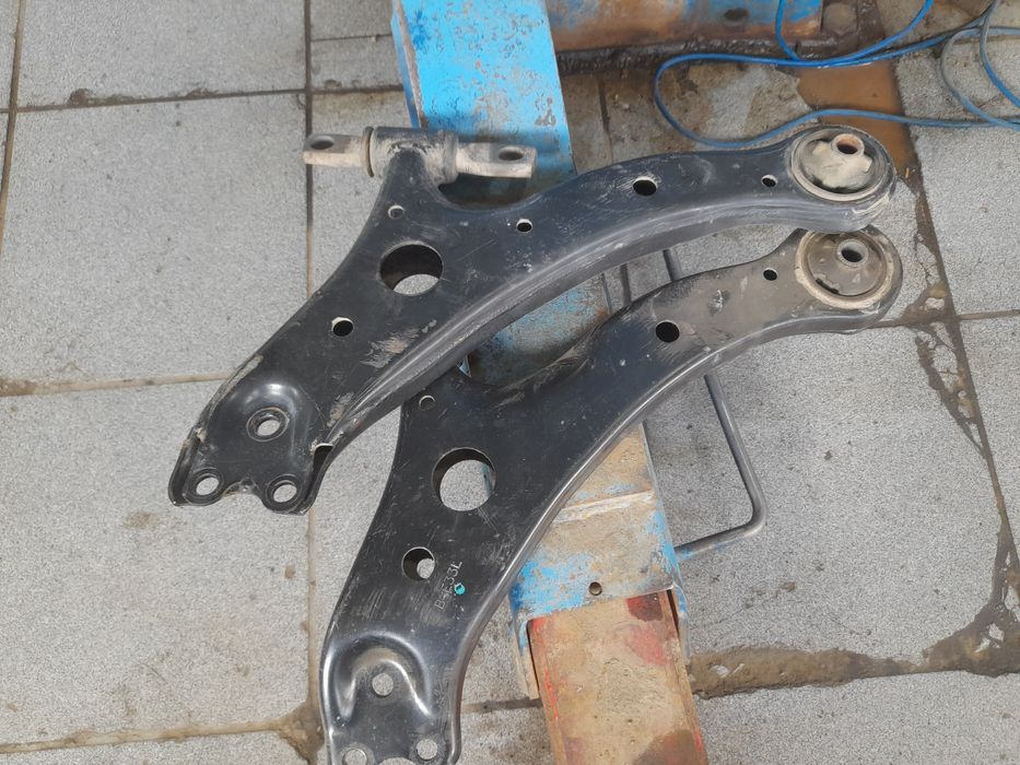 Продаётся  рычаги передние