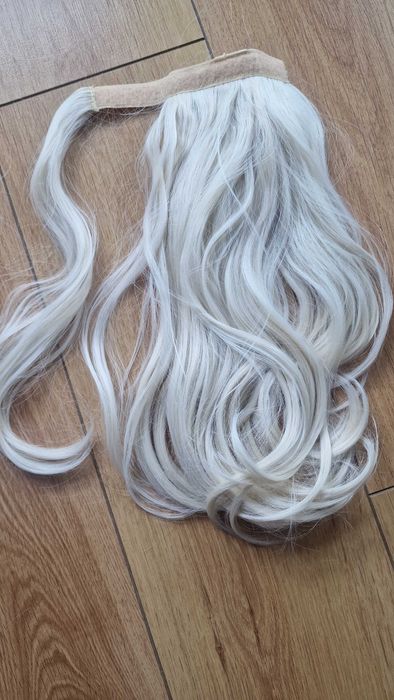 Продавам синтетична опашка 60 бяло русо