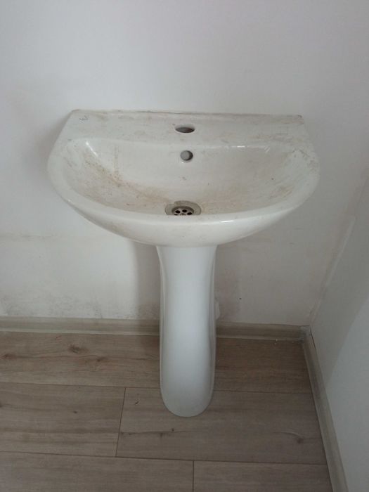 Душевые поддоны. +. 2 рукомойника 1 угловой. 1 прямой.