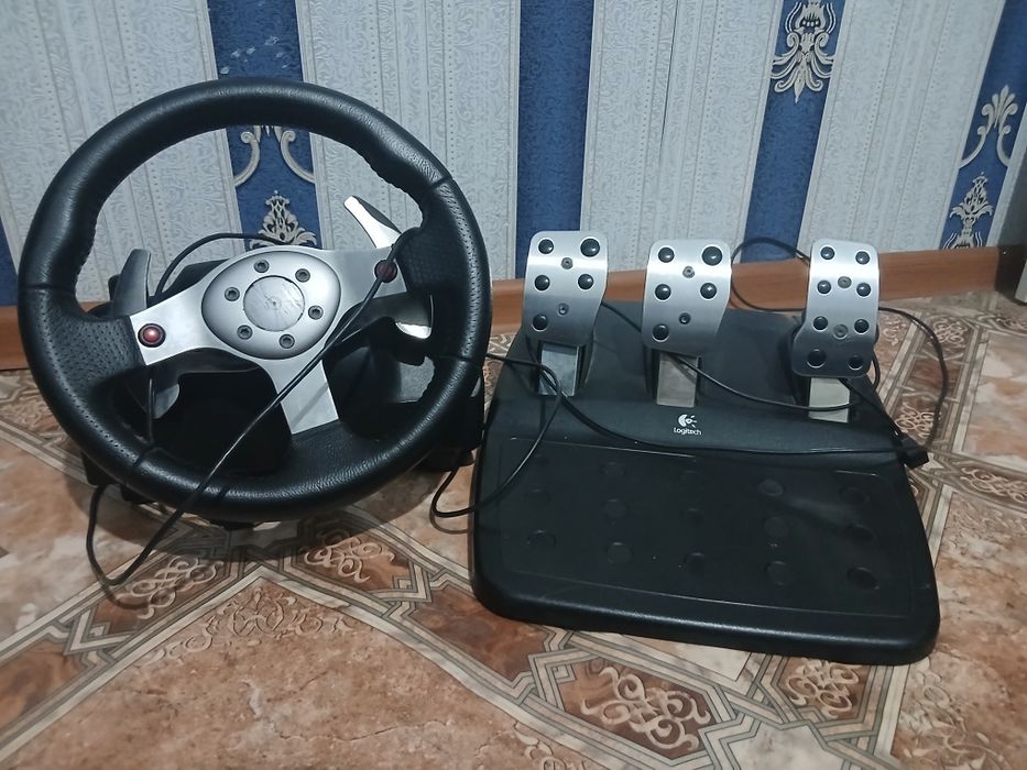 Игровой руль от Logitech