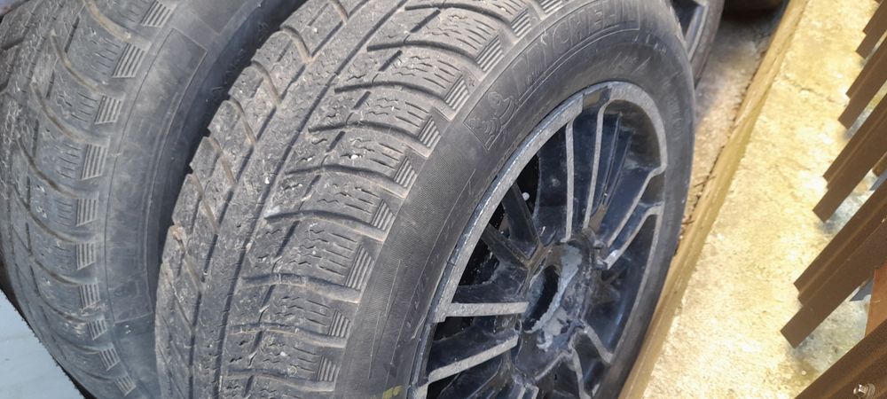 Jante aliaj echipate cu cauciucuri de iarna