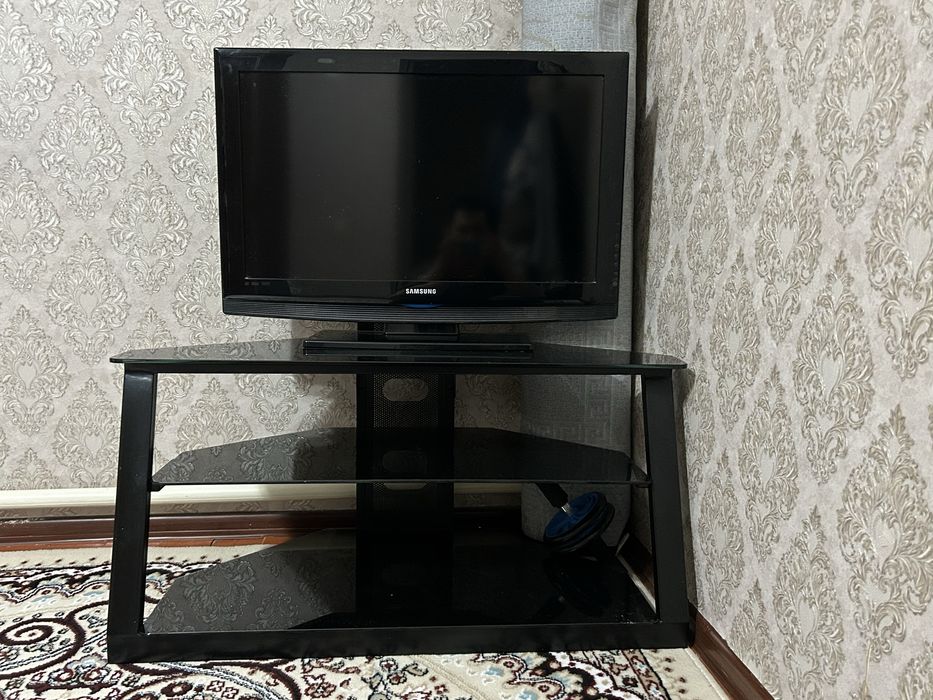 Samsung 32″ телевизор + тюнер + стеклянная подставка.
