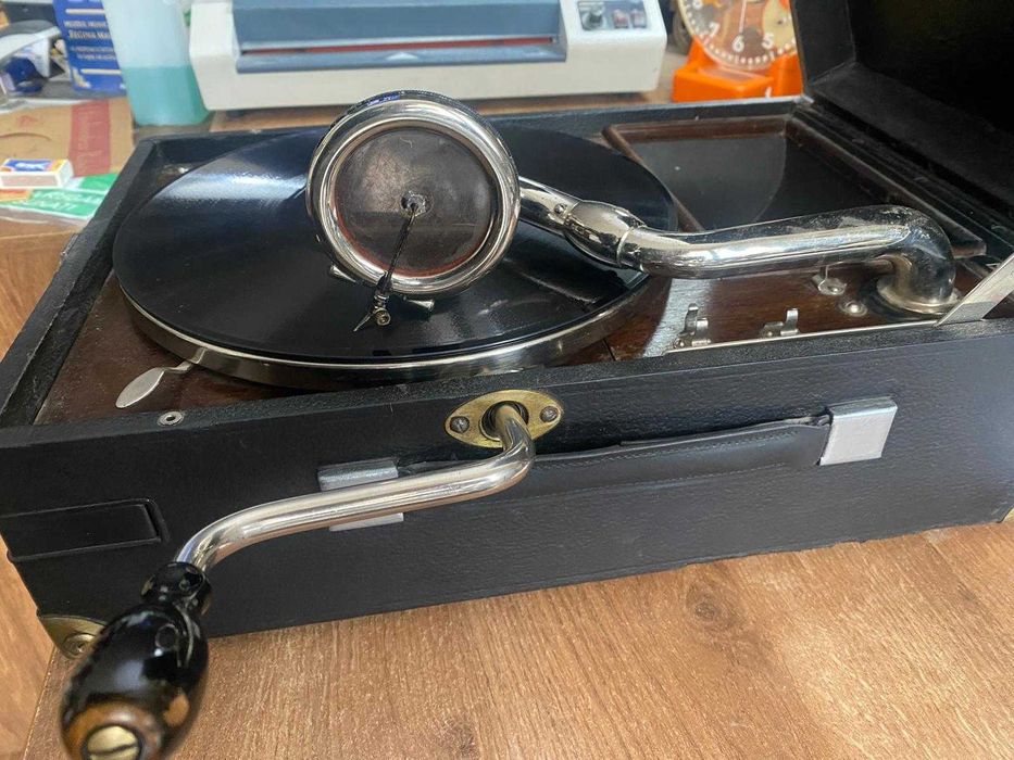 Patefon *His Master*s Voice*, model 1910-1930, in stare de functionare foarte buna.