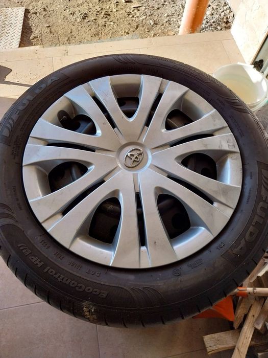 Оригинални железни джанти и тасове Toyota с летни гуми 205 55 16