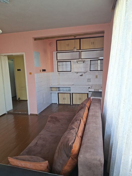 ЕТАЖ от фамилнакъща,  гараж и двор. Целият имот е необитаем.