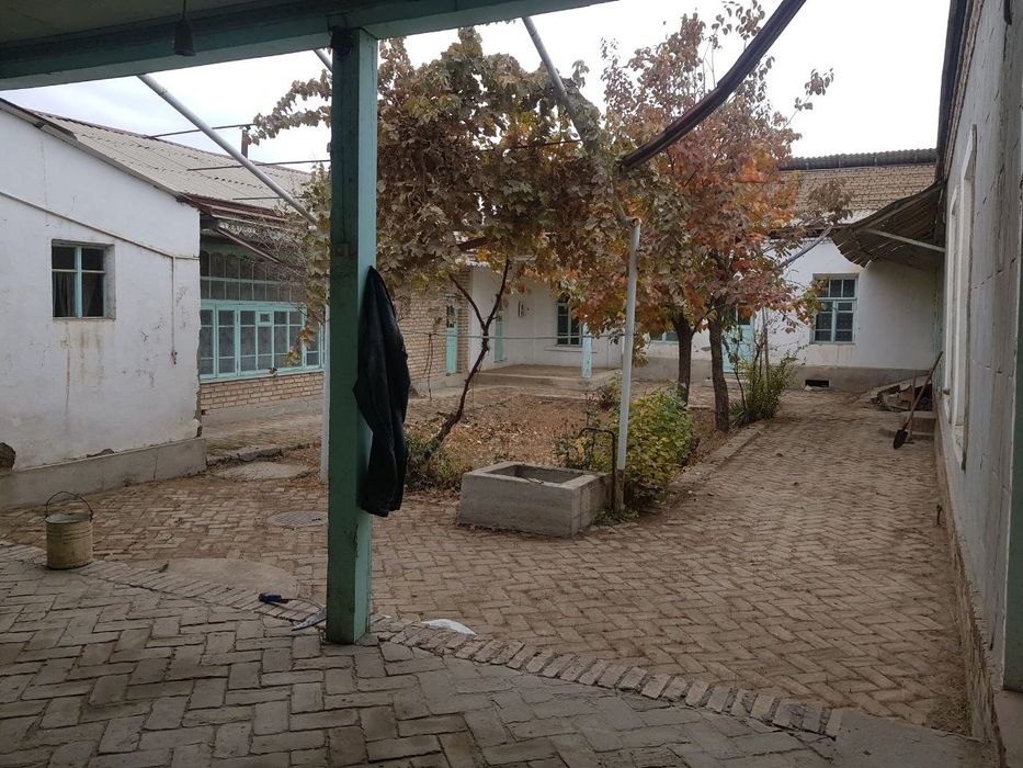 Uy sotiladi 5 sutuqli hovli  motrit most pastida