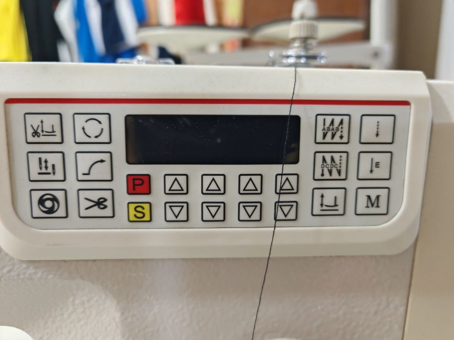 Срочно продаётся швейная машина.