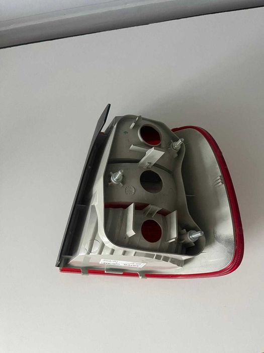 Stop spate stanga (tripla) Volkswagen Polo Sedan (2001–2005)