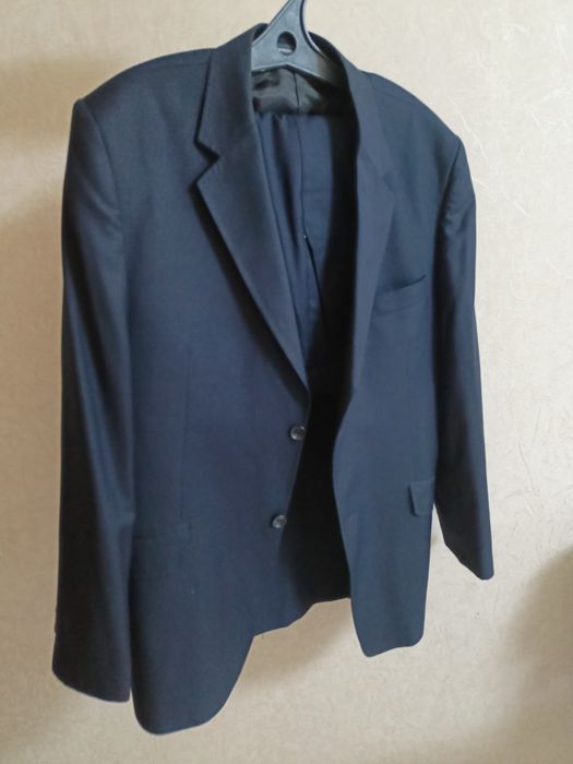 Продам мужские костюмы