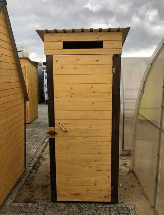 Уличный деревянный туалеты