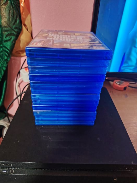 Vând ps4 slim de 1tb funcționează perfect nu scoate zgomote absolut impecabil