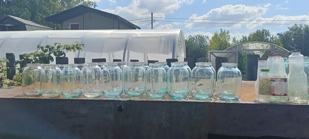 Продам банки стеклянные  2-ух и 3-ех литровые.