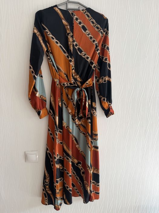 Платье французской длины от Zara