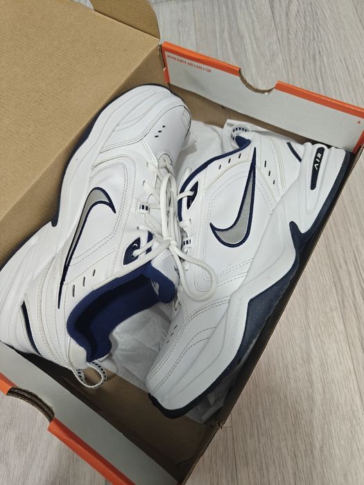 Nike air monarch IV