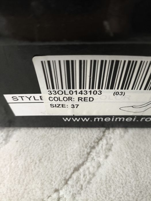 Червени лачени токчета