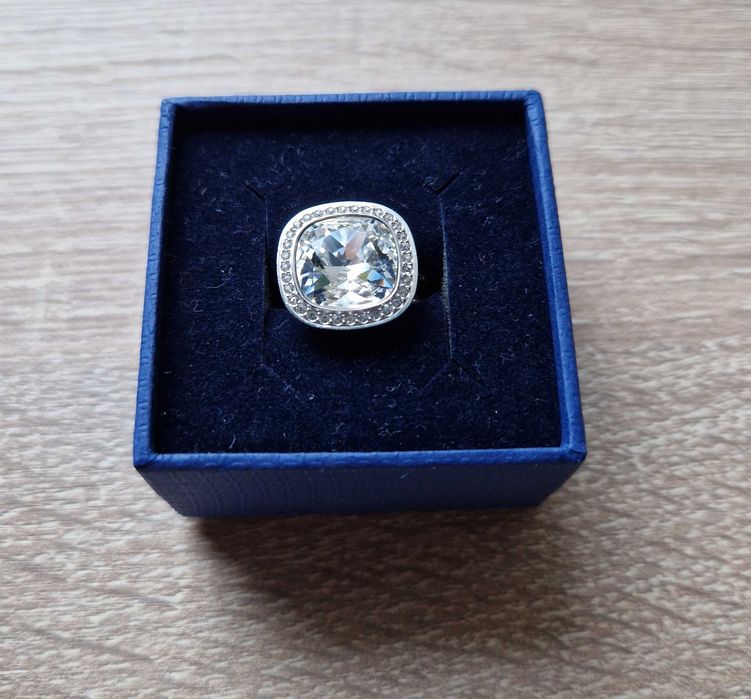 Двоен масивен пръстен Swarovski нов