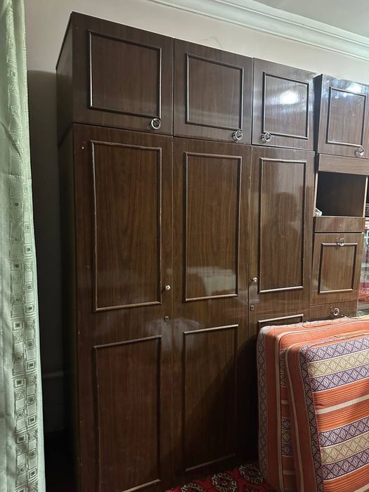 Стенка мебель прочный , старинный