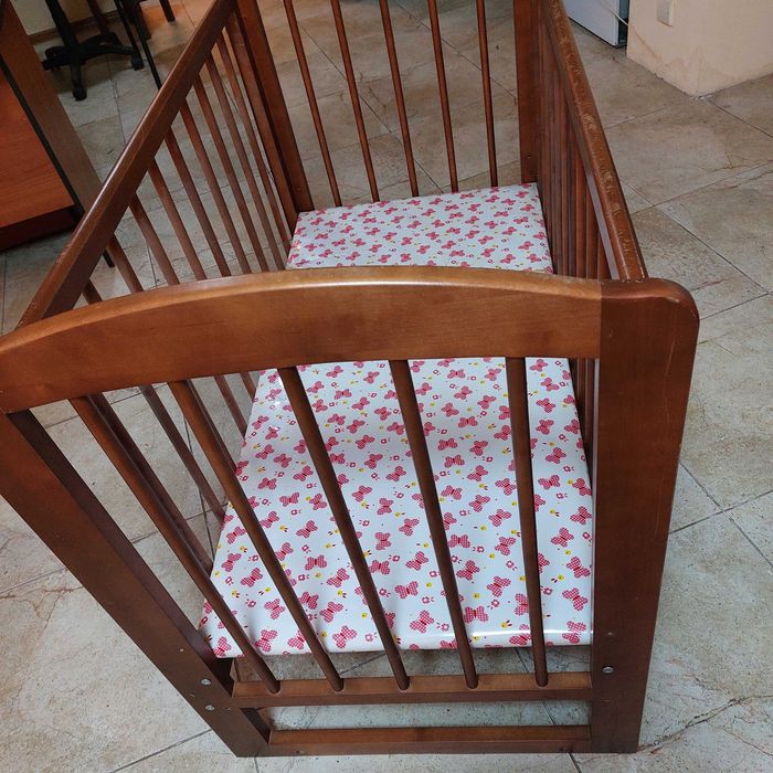 детская кроватка , цвет коричневый с бельевым ящиком