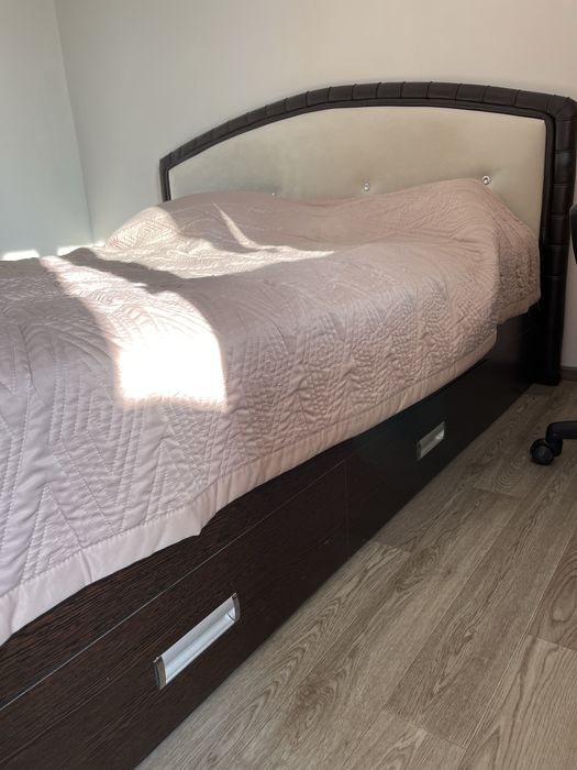 Продам кровать 1.6 на 2