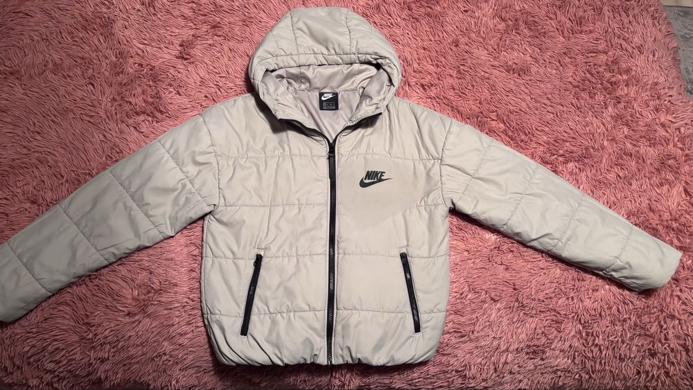 Оригинално зимно яке на Nike с качулка.