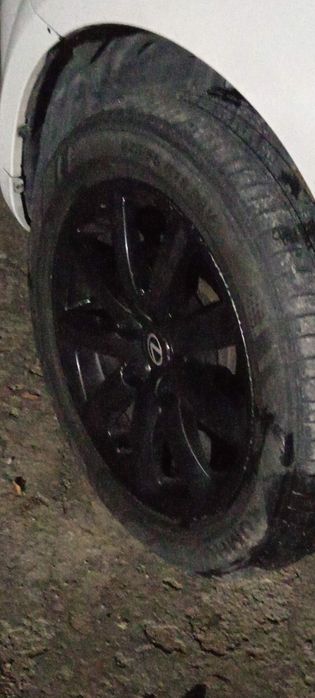 5.114 R 18 Toyota original diska balon sotiladi