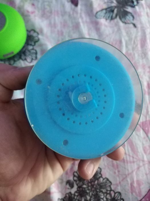 Boxa bluetooth cu ventuza rezistenta la umezeala