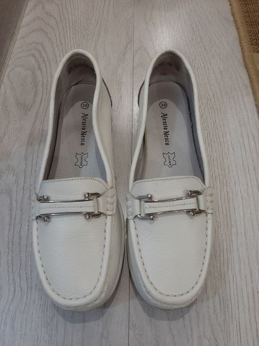 Лоферы женские белые