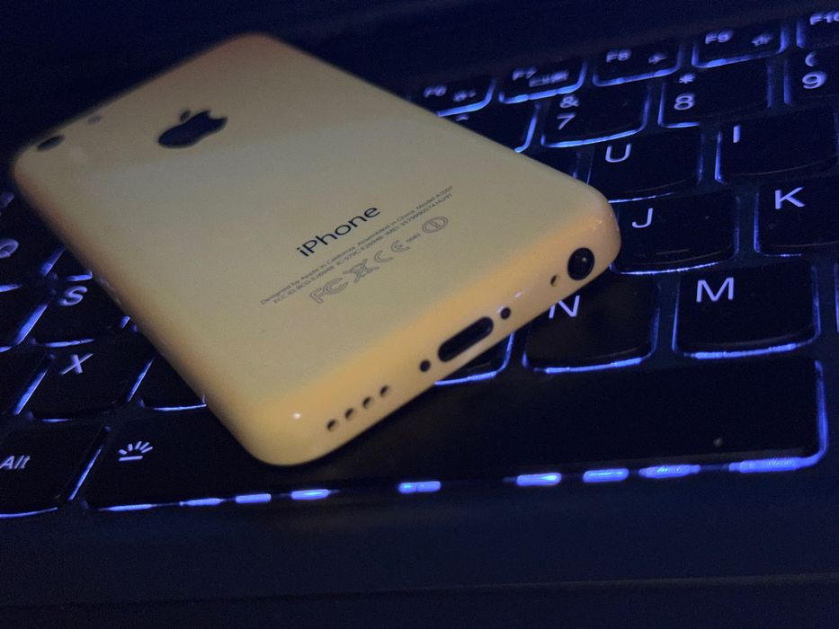 Продавам жълт iPhone 5C 8 GB