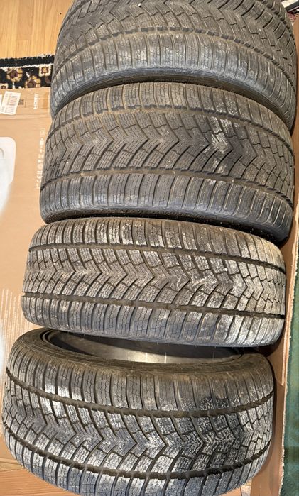 Vand 1 set de cauciucuri aderenta A . Noi