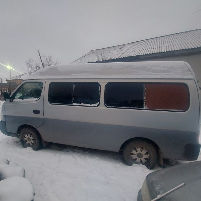 Ниссан Урван бус