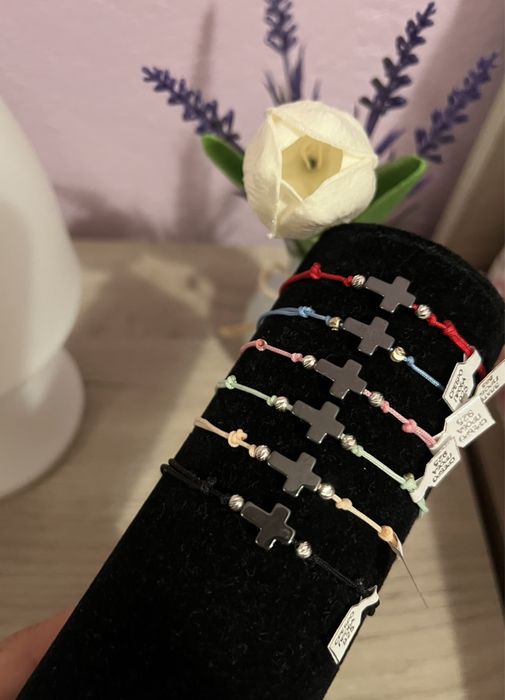 Дамски гривни от бижутерски конец и елемент-злато или сребро