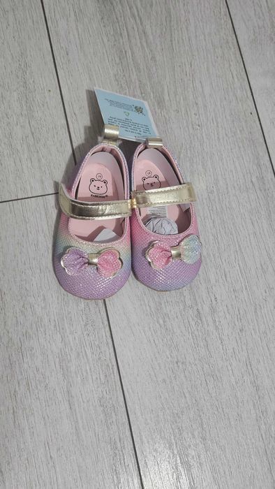 Pantofi noi violet 13-18 luni.