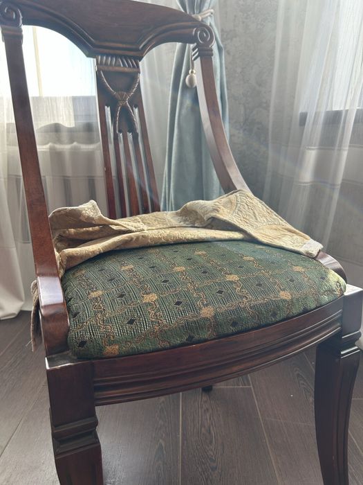 Продам комплект дубовых стульев 10 шт