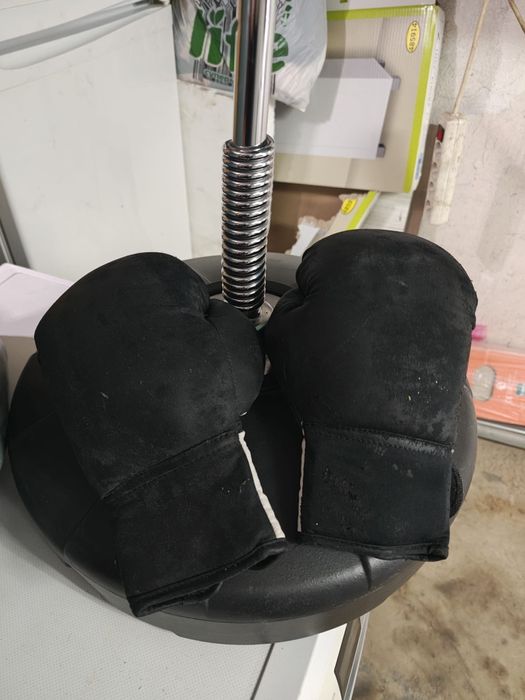 Боксова круша с ръкавици